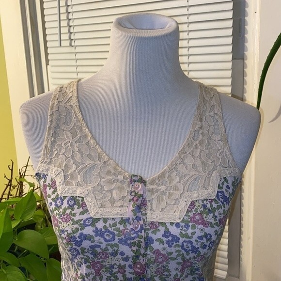 Floral Spring Top - Picture 2 of 9